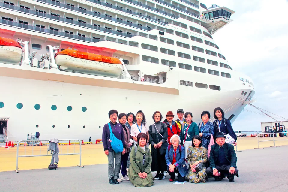 船を背景に記念撮影